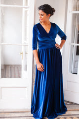 Vestido para invitada largo de terciopelo burdeos con manga - Frida Velvet