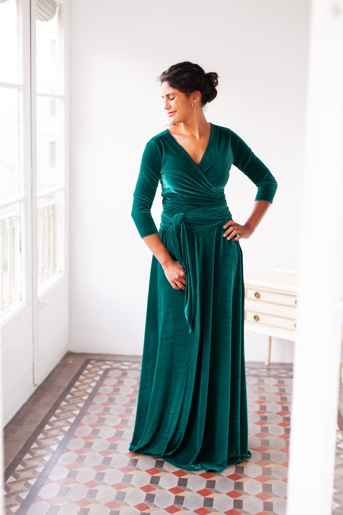 Vestido para invitada largo de terciopelo burdeos con manga - Frida Velvet