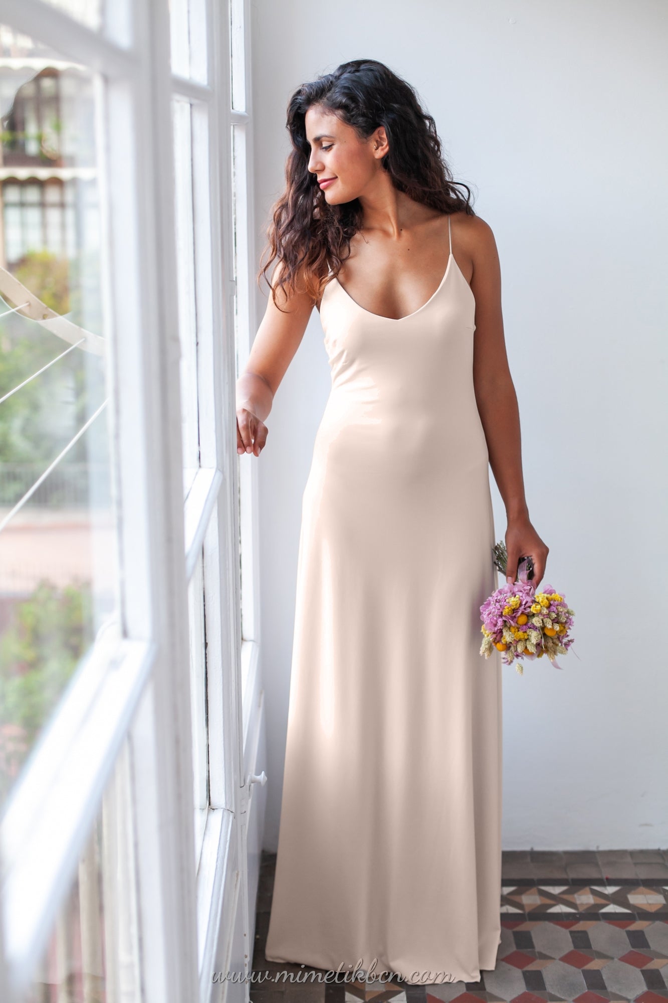 Vista frontal del vestido de novia color champagne