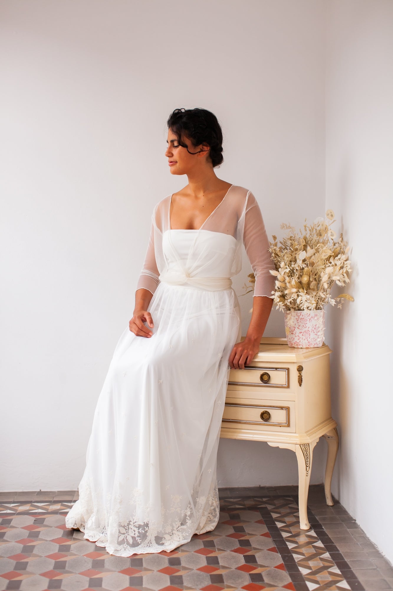 Delicado vestido de novia de tul con manga y falda bordada - Frida Bohemian
