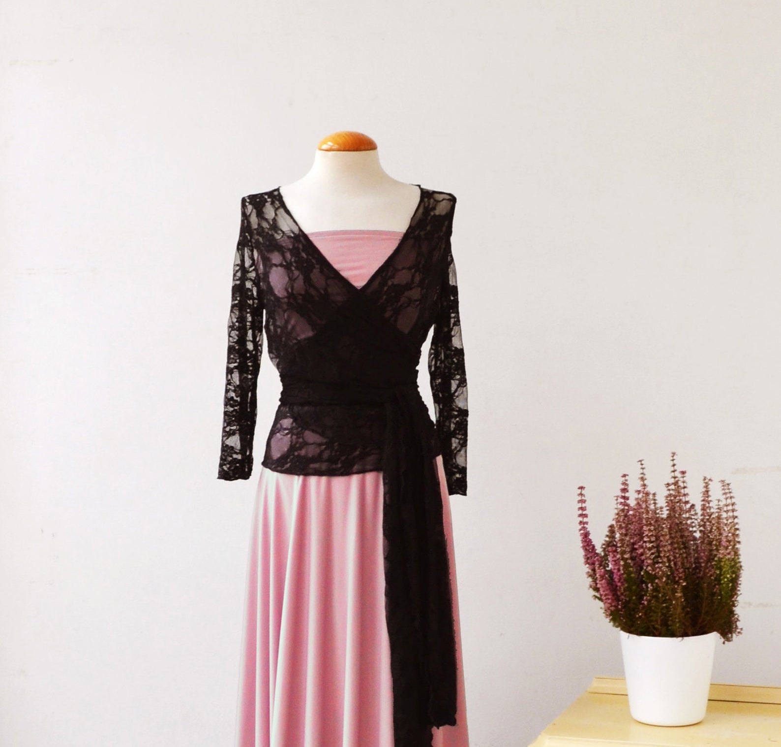 Vestido de fiesta rosa con precioso encaje negro – Mimetik