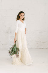 Modelo andando mirando a cámara con ramo de flores en la mano derecha,.