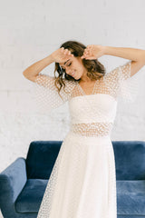 Modelo chica con vestido de novia para boda especial y rústica. Vestido dos piezas en tela de tul de florecitas blancas.