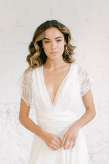 Foto ampliada de modelo chica con vestido de novia civil blanco.