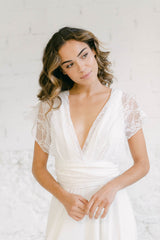 Foto ampliada de modelo con traje de novia pantalon con straps de encaje.