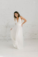 Modelo chica con vestido de novia y falda de tul brillante en movimiento.