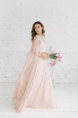 Vestio de novia dos piezas con capa larga en tela de encaje rosa en modelo chica.