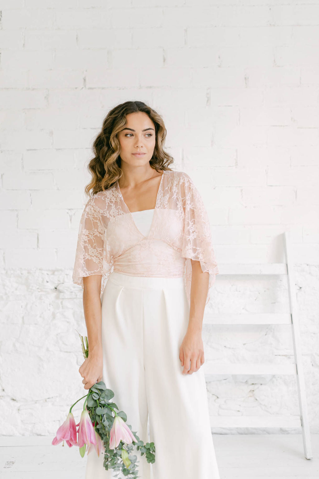 Vestido de Novia Pantalón con Capa de Encaje - Mimètik