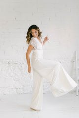 Chica de perfil a la cámara con pierna levantada dónde podeos observar la movilidad de los palazzo que tiene el mono Coco.