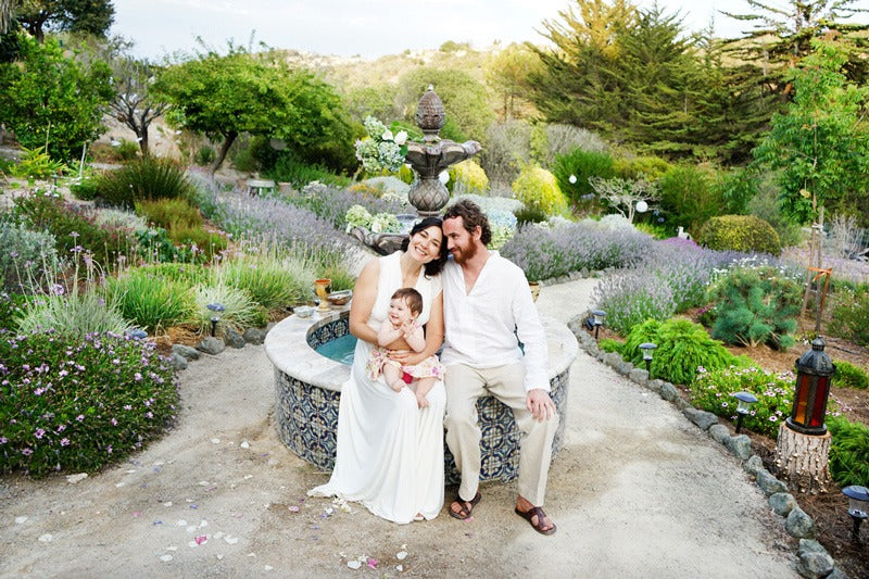 Miki + Sam, boda bohemia en un precioso jardín familiar