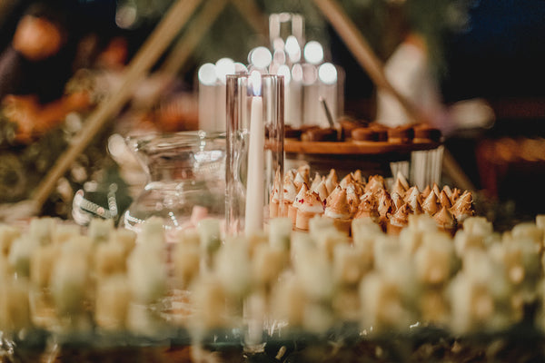 Fotografía de la decoración de la boda. Se ven flores y velas encendidas