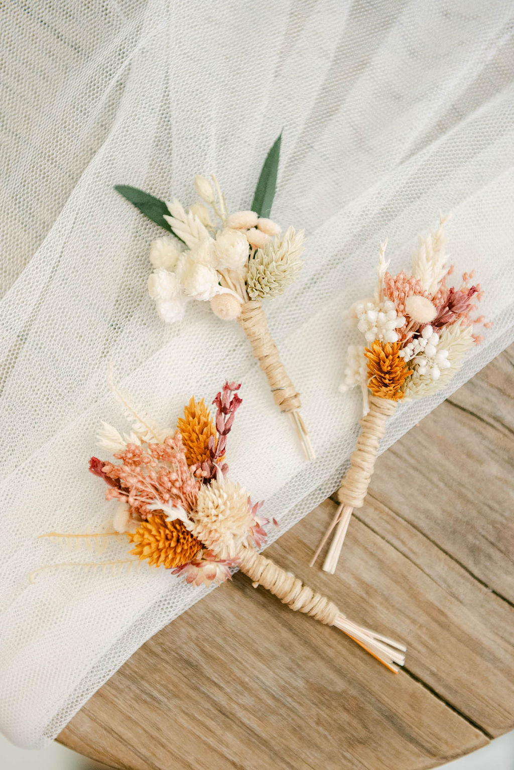 Boutonniere de flores secas para novio | Prendedor floral para boda (Pack de 2)
