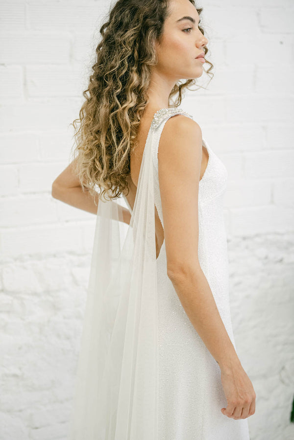 Vestido de Novia Brillante con Capa de Tul