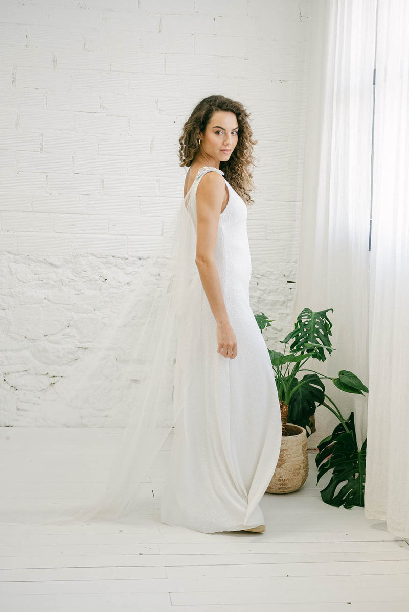 Vestido de Novia Brillante con Capa de Tul