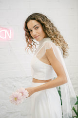 Vestido de Novia con Top Brillante y Falda Abierta con Atrezzo de Tul