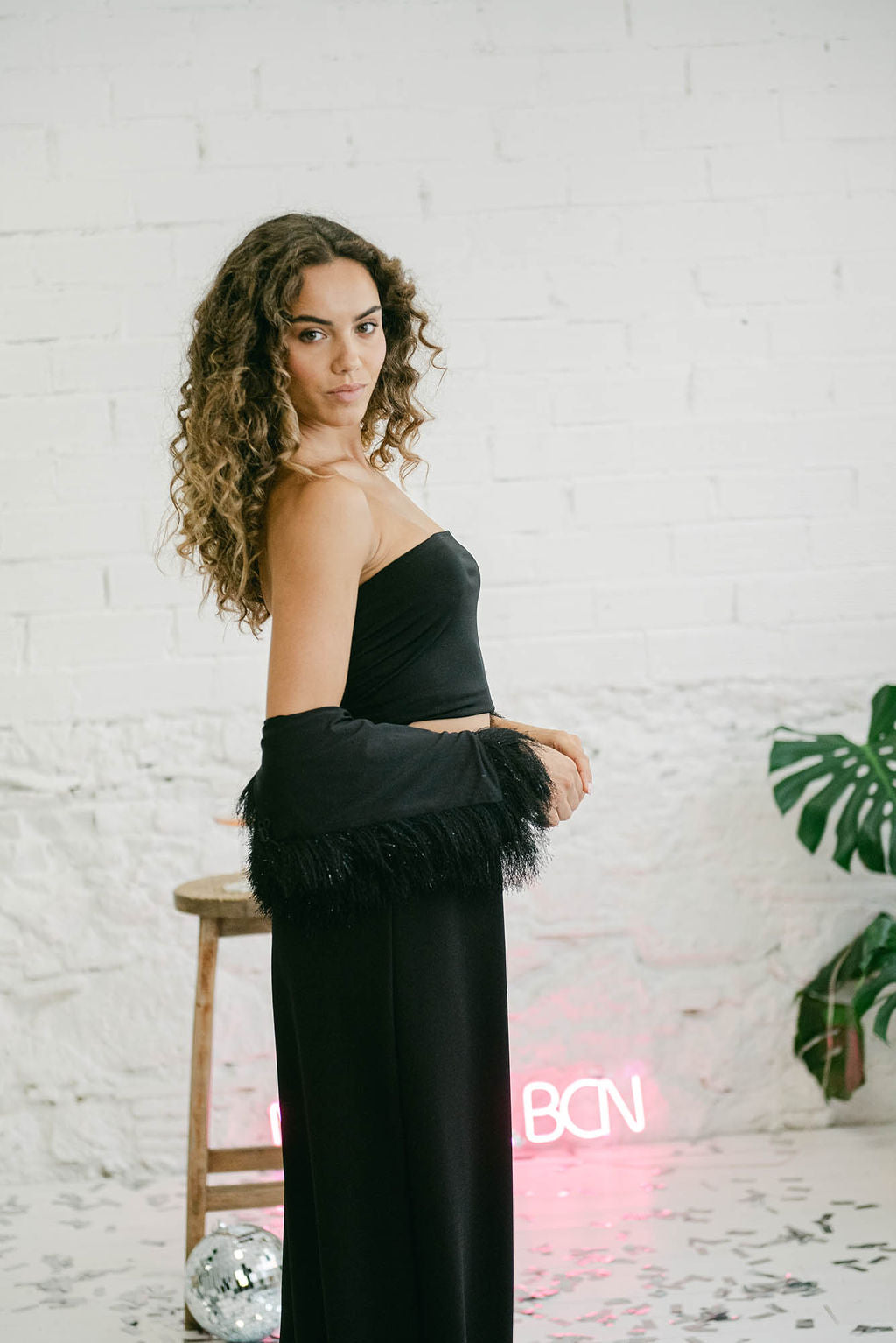 Conjunto de Fiesta con Pantalón Amplio y Abrigo de Pelo en Negro