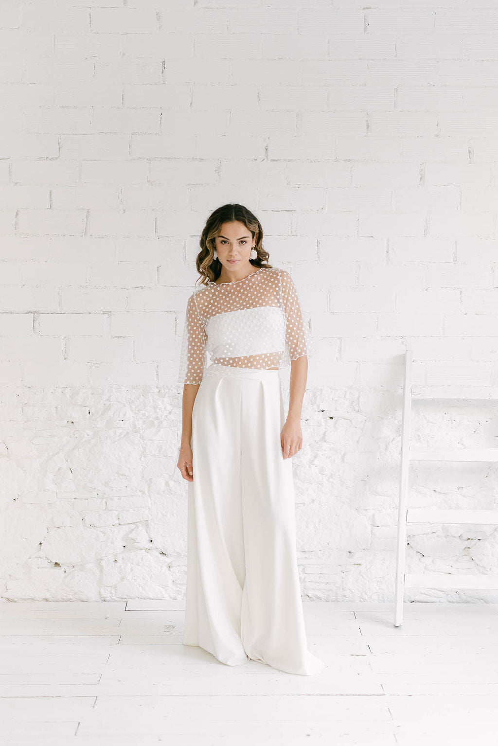 Novia de pie con palazzo, tube top y bolero de flores