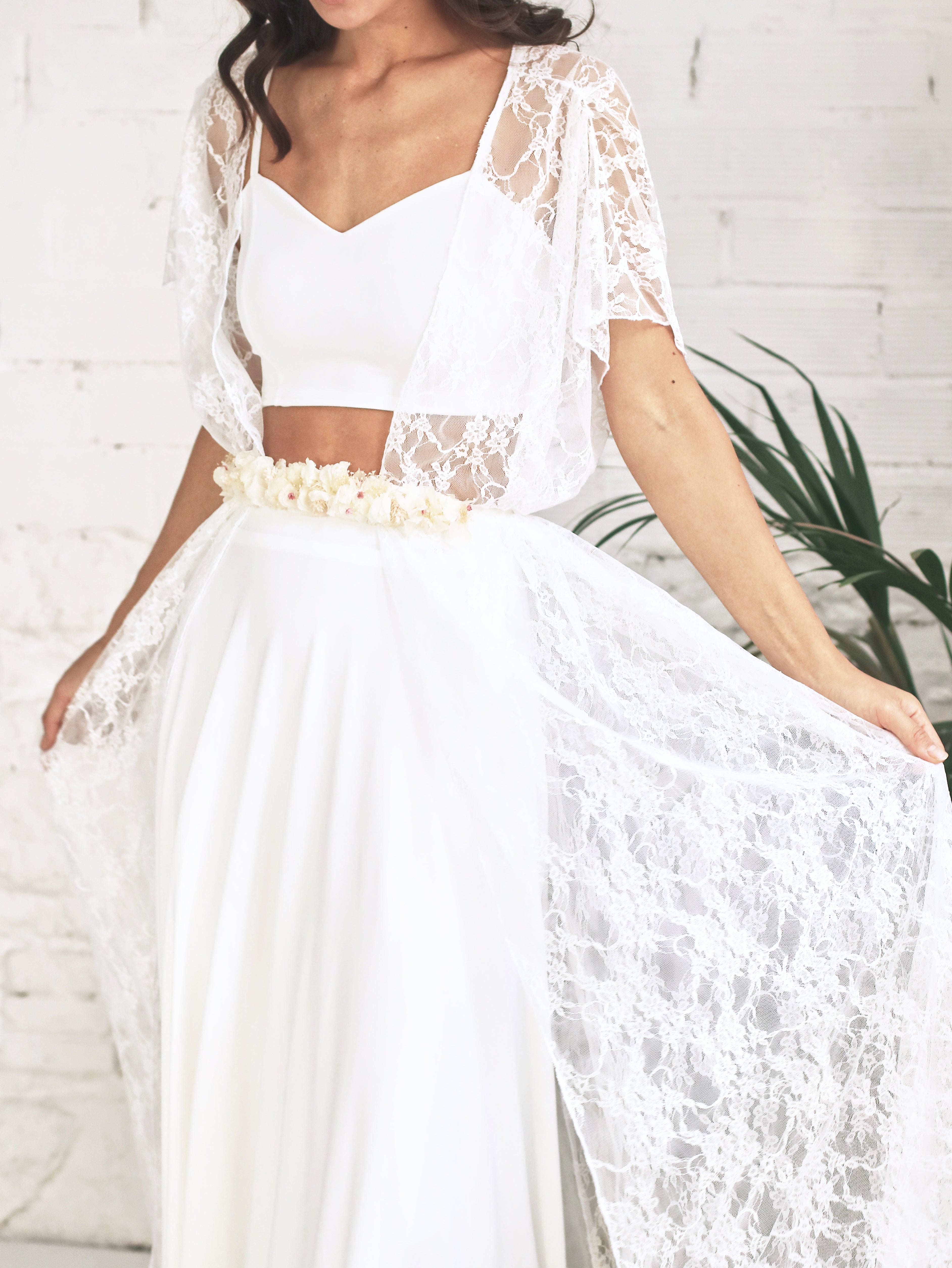 Sobrevestido de encaje estilo griego para novia