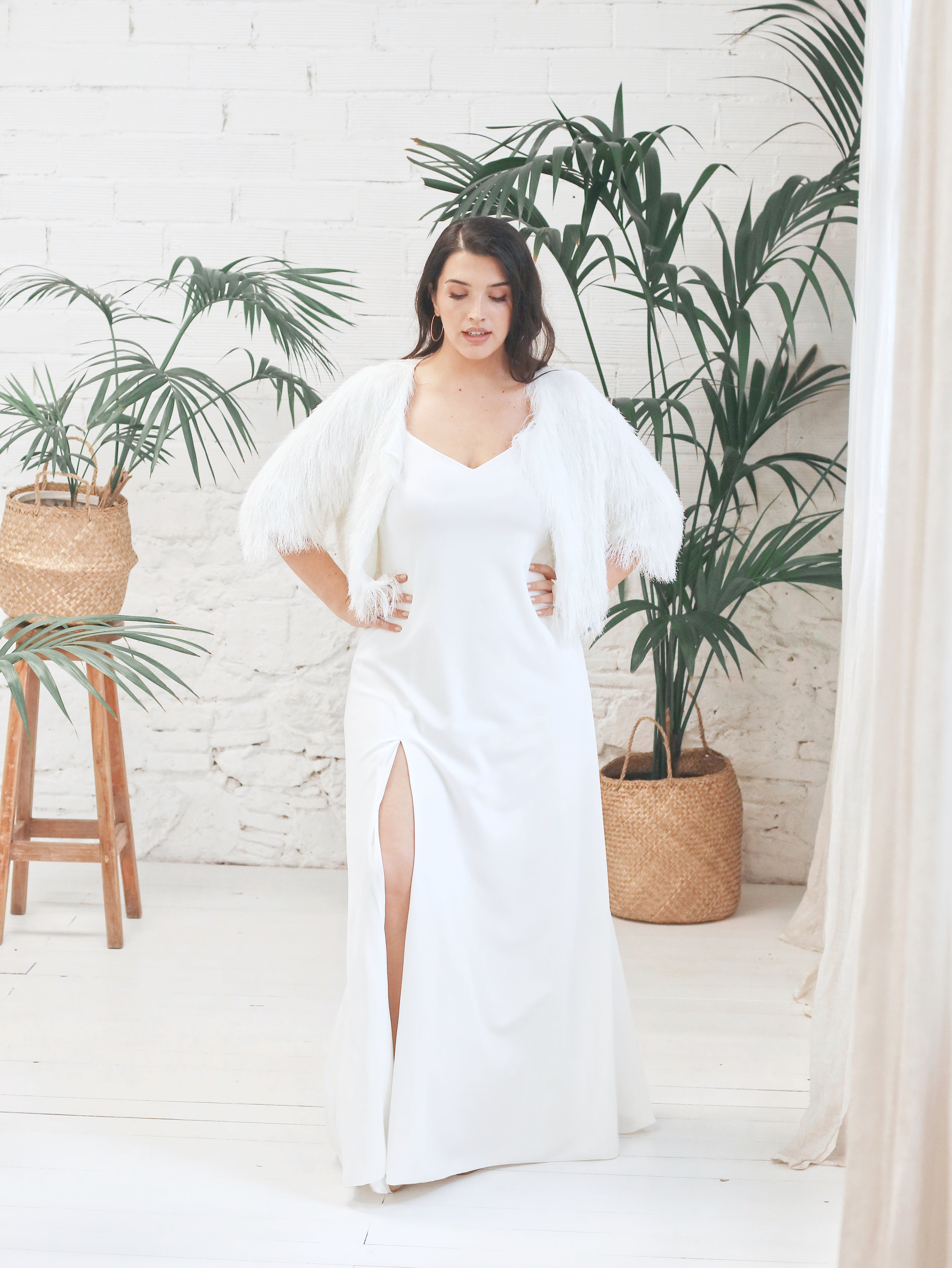 Vestido de Novia con Abertura Lateral y Chaqueta de Pelo