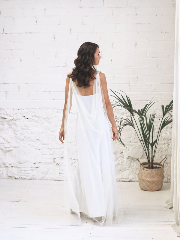 Vestido largo de lentejuela blanca con alas de novia