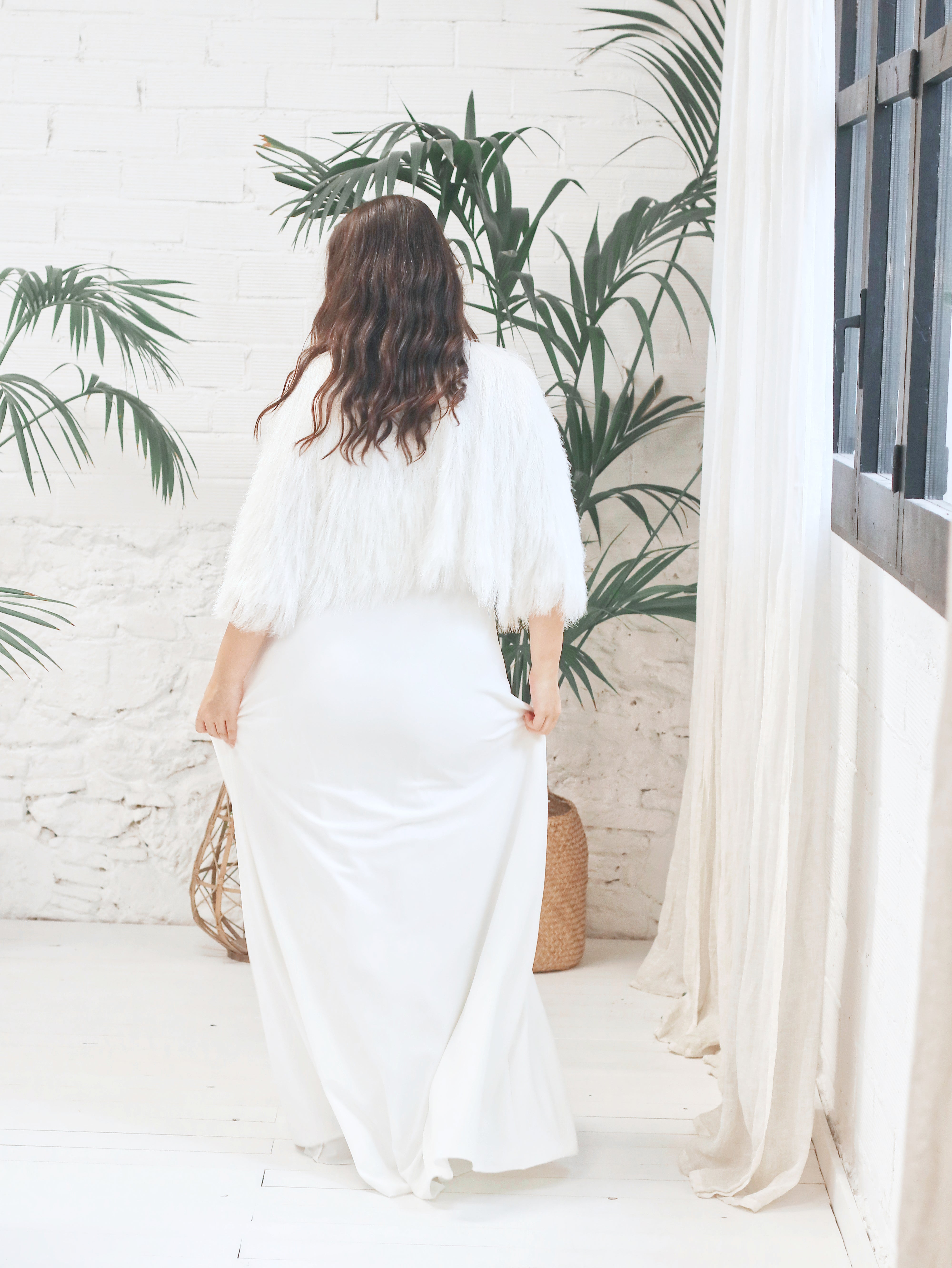 Vestido de Novia con Abertura Lateral y Chaqueta de Pelo
