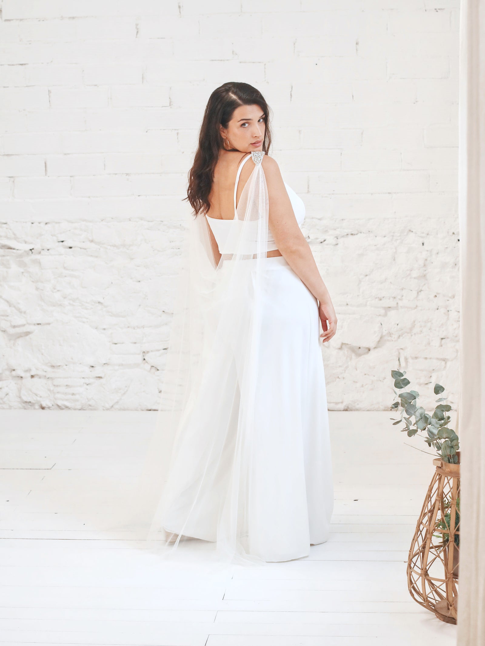 Vestido de Novia Pantalón con Escote Corazón y Alas – Mimetik
