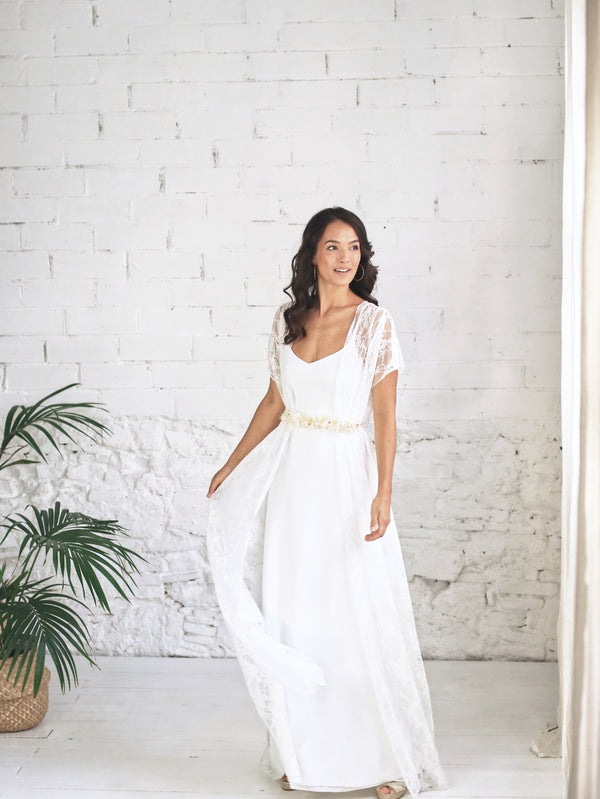 Vestido de novia con sobrevestido estilo griego de encaje