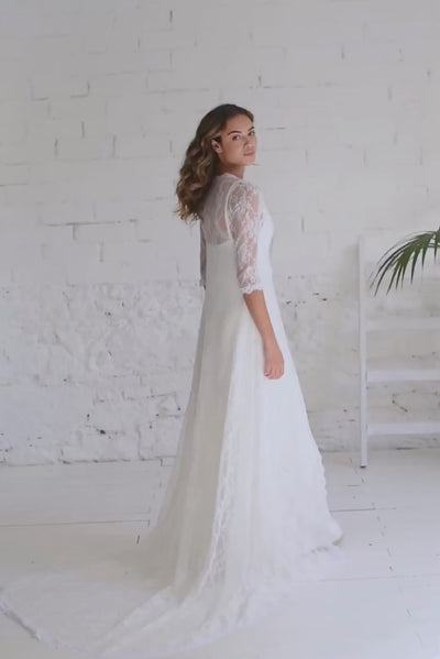 Video de modelo con vestido de novia bohemio con cola de encaje en movimiento