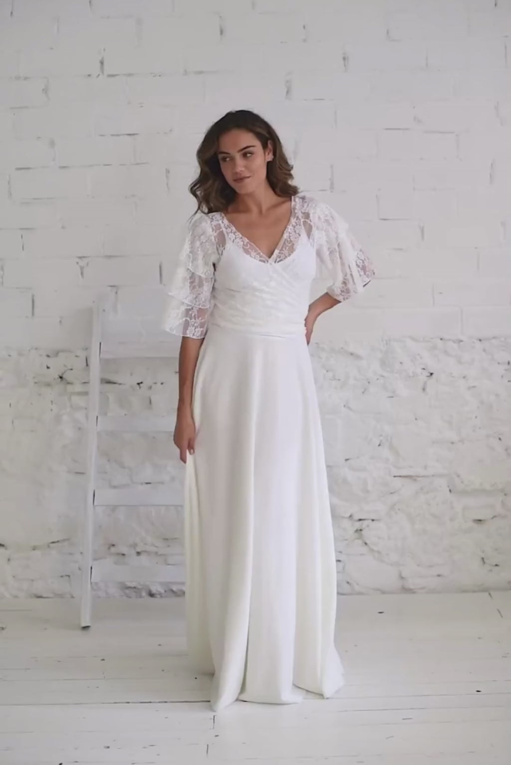 Video de modelo andando a cámara con vestido de novia con torera de encaje boho preciosa para boda en encaje ivory.