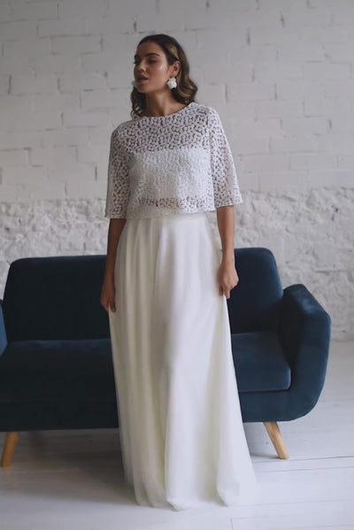 Vídeo de modelo girando a cámara y balanceándose con falda de tul a vuelo y crop top de margaritas doradas.
