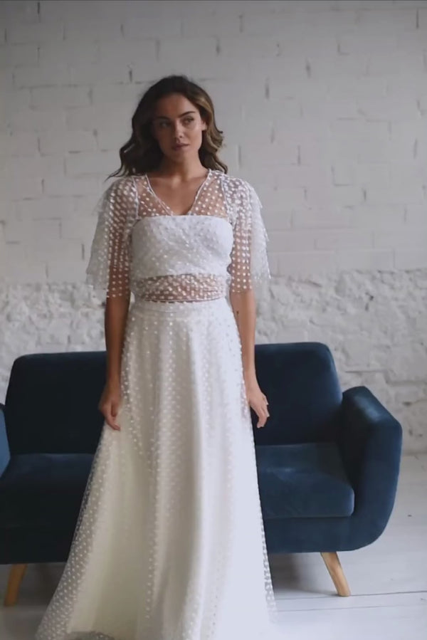 Video de modelo con falda de novia con tul de florecitas blancas en movimiento,.