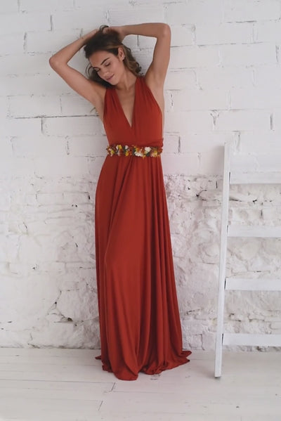 Modelo con vestido largo color terra/terracota. Precioso vestido largo con escote en V y espalda abierta con lazos en X.