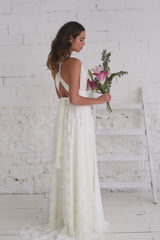 Video increible de modelo con vestido de novia con cola desmontable en tela de encaje blanco.