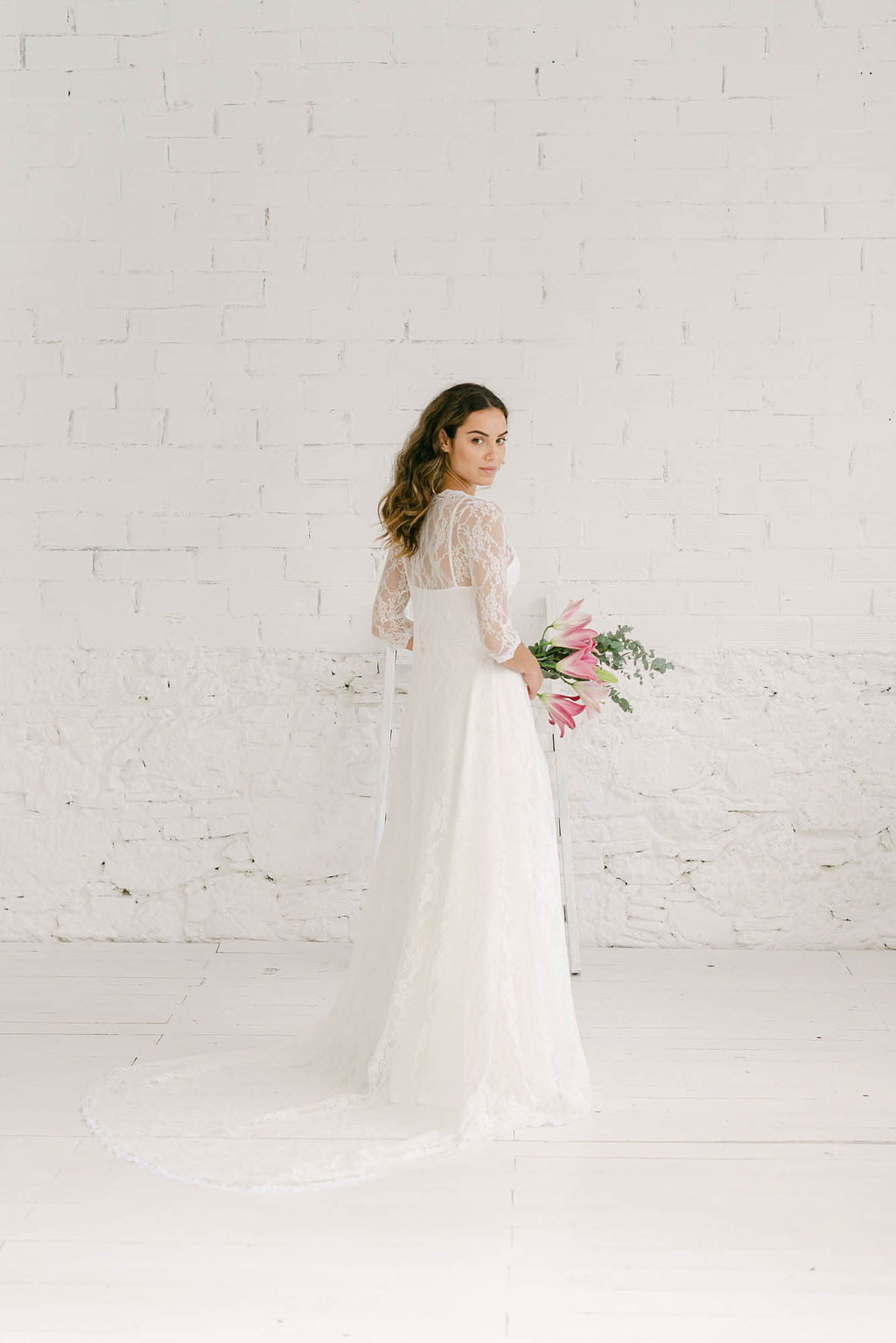 Modelo luciendo un maravilloso abrigo de novia