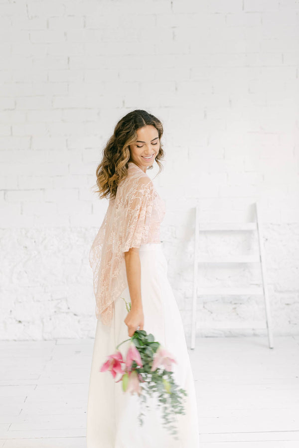 Capa corta de encaje perfecto para vestido de novia. La capa está hecha en un romántico encaje rosa cuarzo