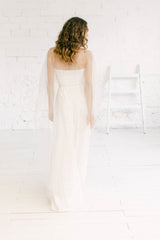 Modelo de espaldas luciendo un precioso vestido de novia con detalles brilli brilli