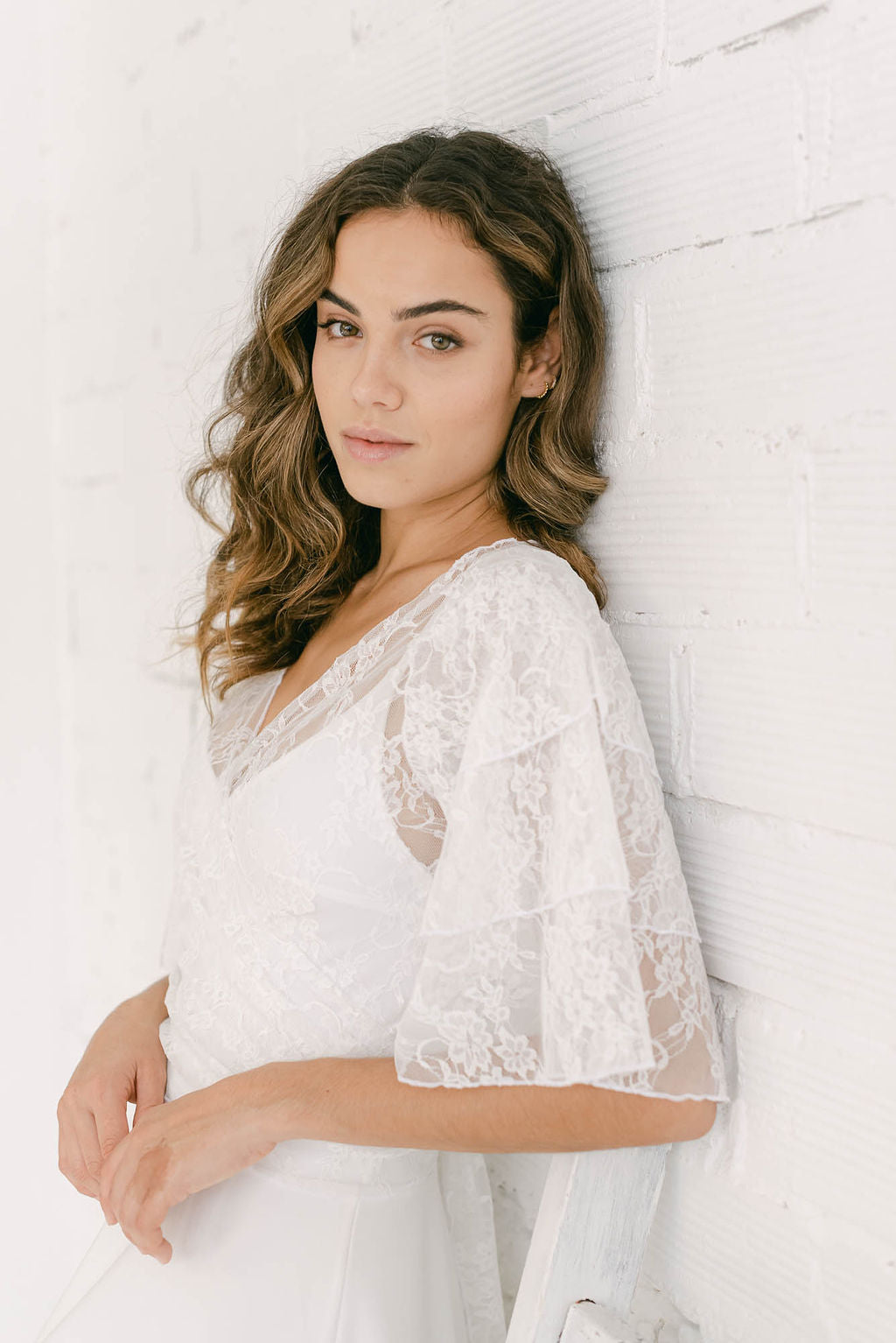 Modelo vestida de novia con chaqueta de novia boho