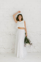 Modelo vestida como novia llevando un crop top de crepe precioso y una falda larga