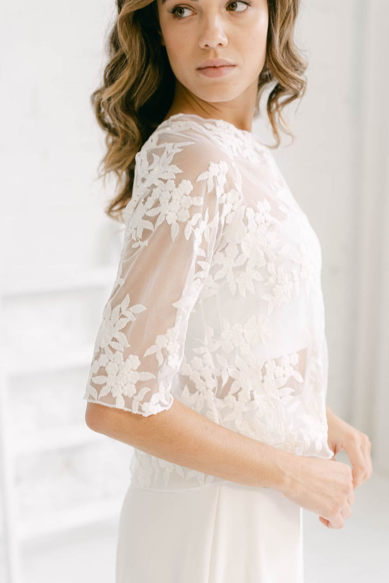 Detalle de un precioso y minimalista top para vestido de novia de tul. Sentirás la naturaleza en tu piel