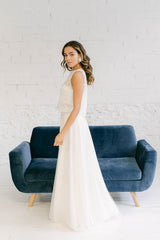 Modelo vestida de novia y combinando una falda larga con tul, un tube top y un crop top