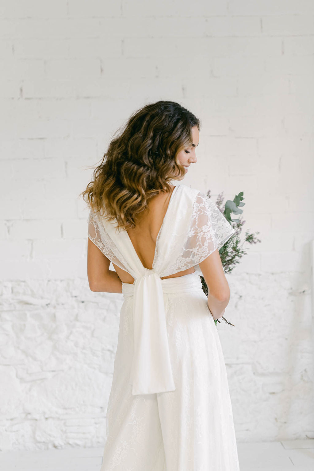 Modelo vestida de novia con un sencillo mono de novia perfecto para una boda minimalista