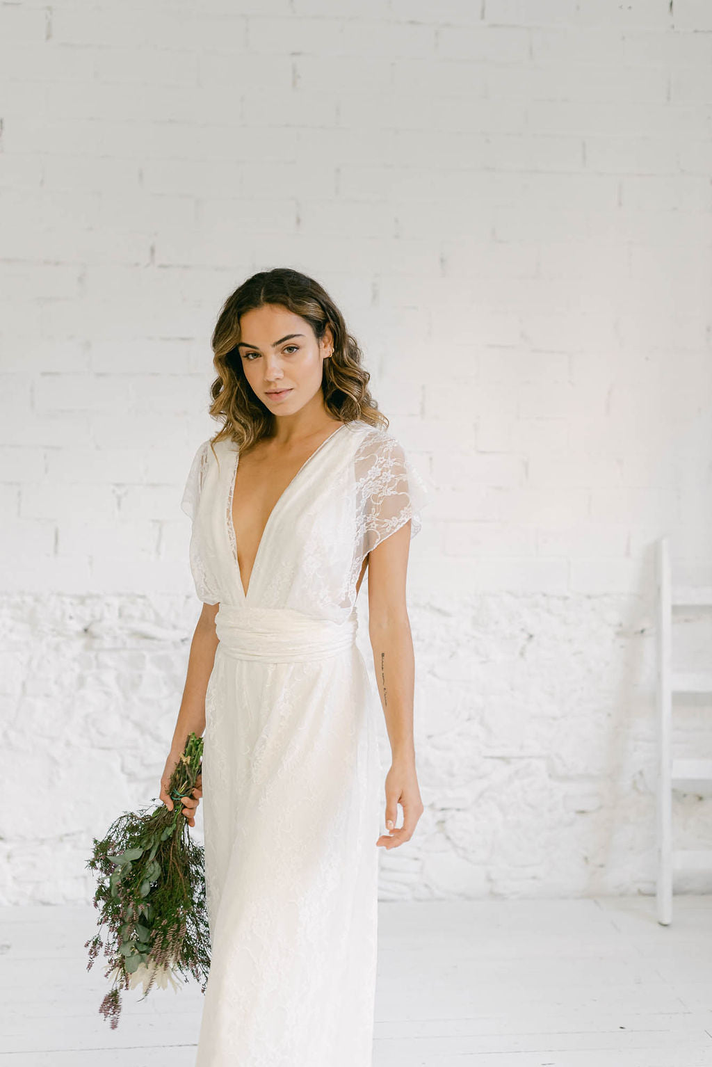 Modelo vestida como una novia llevando un mono convertible con pata ancha