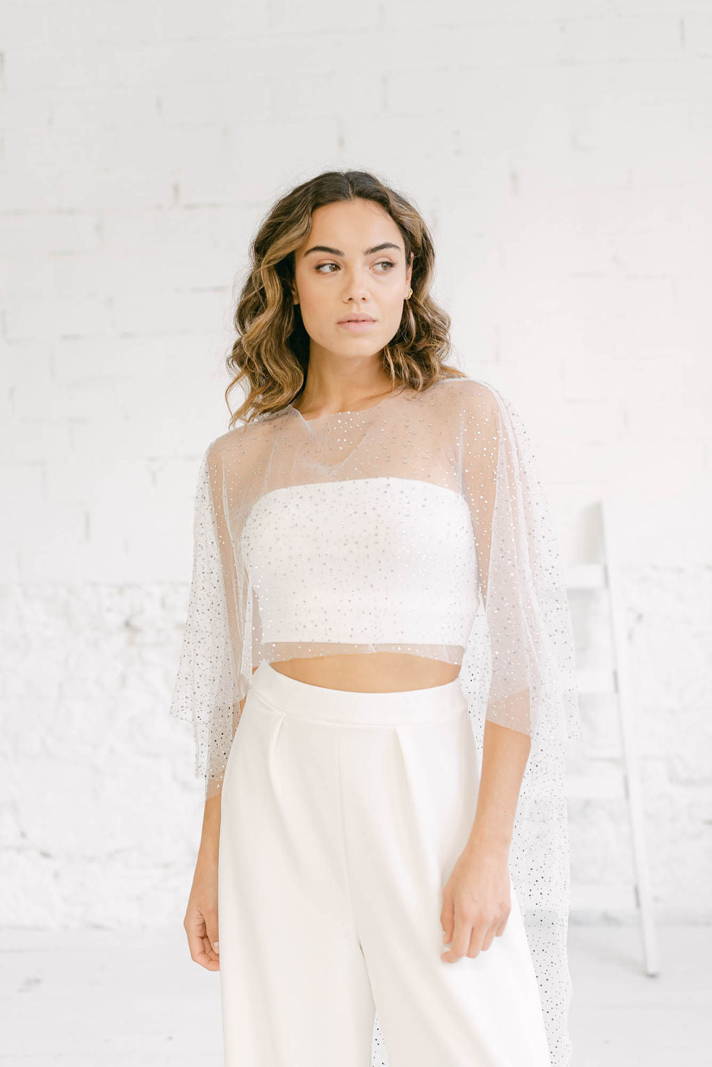 Pantalón para novia de boda civil estilo palazzo. Está hecho en crepé, logrando un efecto muy elegante y minimalista.