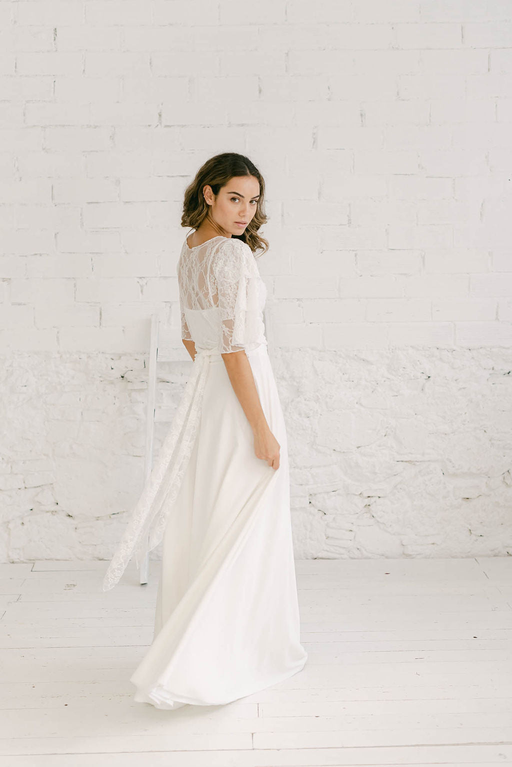 Modelo mirando a cámara con un vestido sencillo boho y una torera