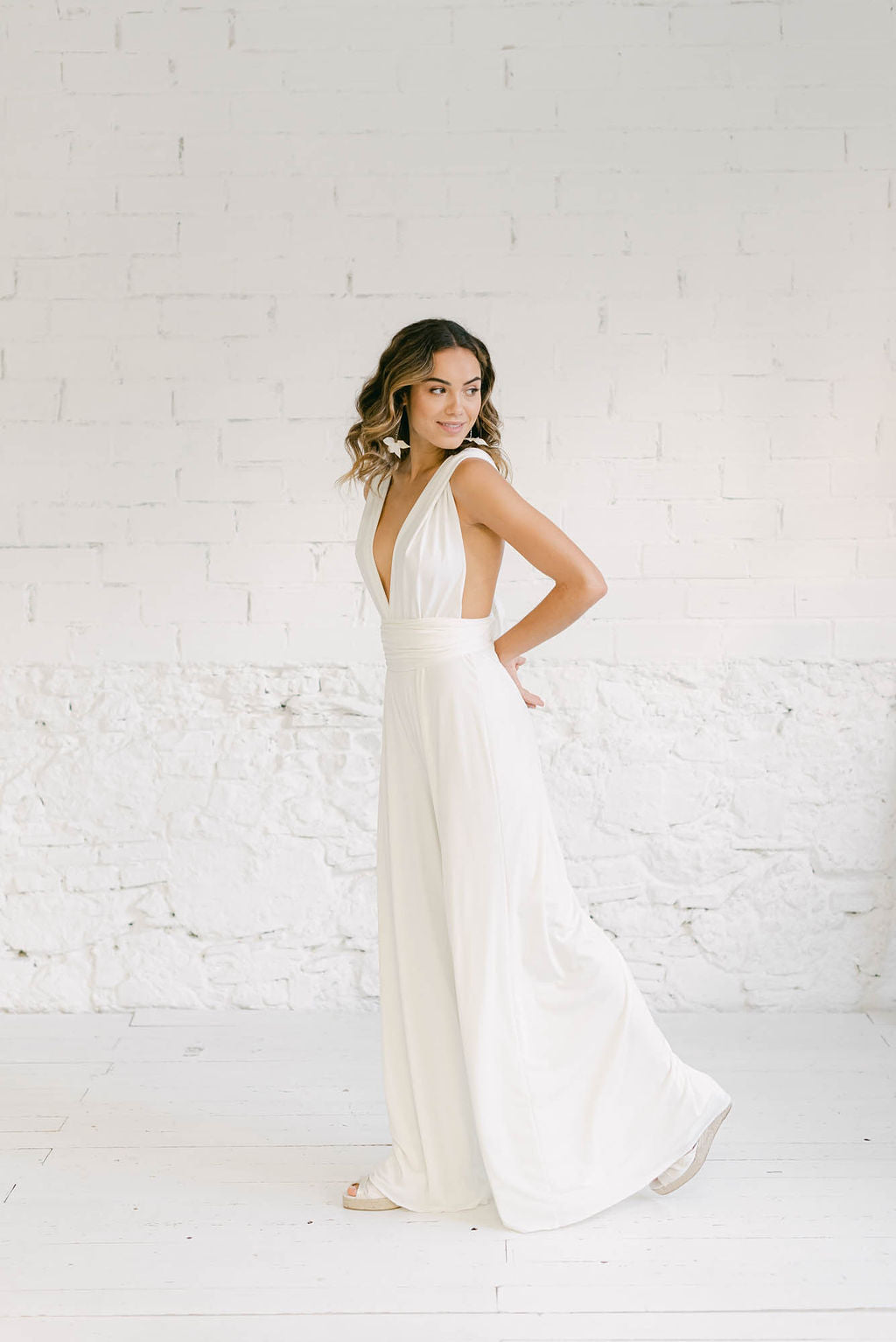 Modelo luciendo un precioso vestido de novia con pantalón en ivory. Las tiras son convertibles y las lleva en escote en V.