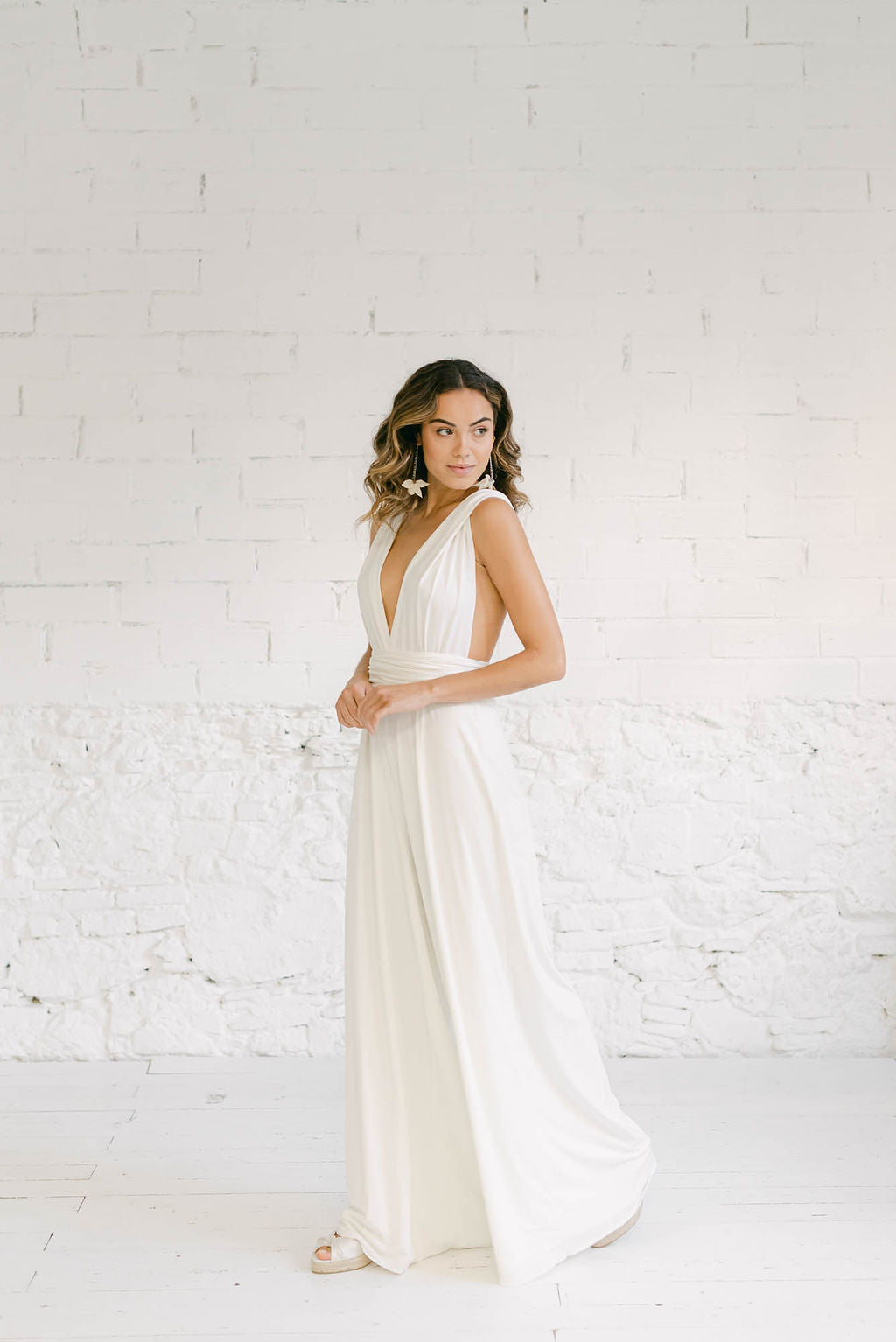 Modelo luciendo un traje de novia con pantalón y tiras convertibles en la parte superior