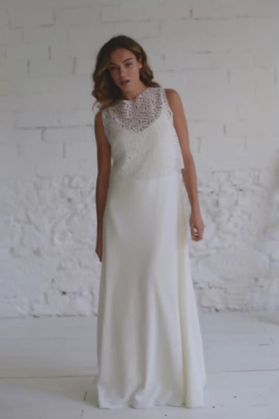 video de modelo chica con vestido de novia con top sin manga de flores en tul de margaritas doradas.