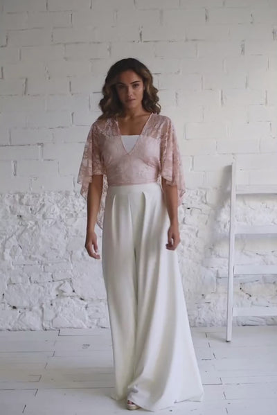 video de modelo andando a cámara con top de capa corta en tela de encaje rosa cuarzo.