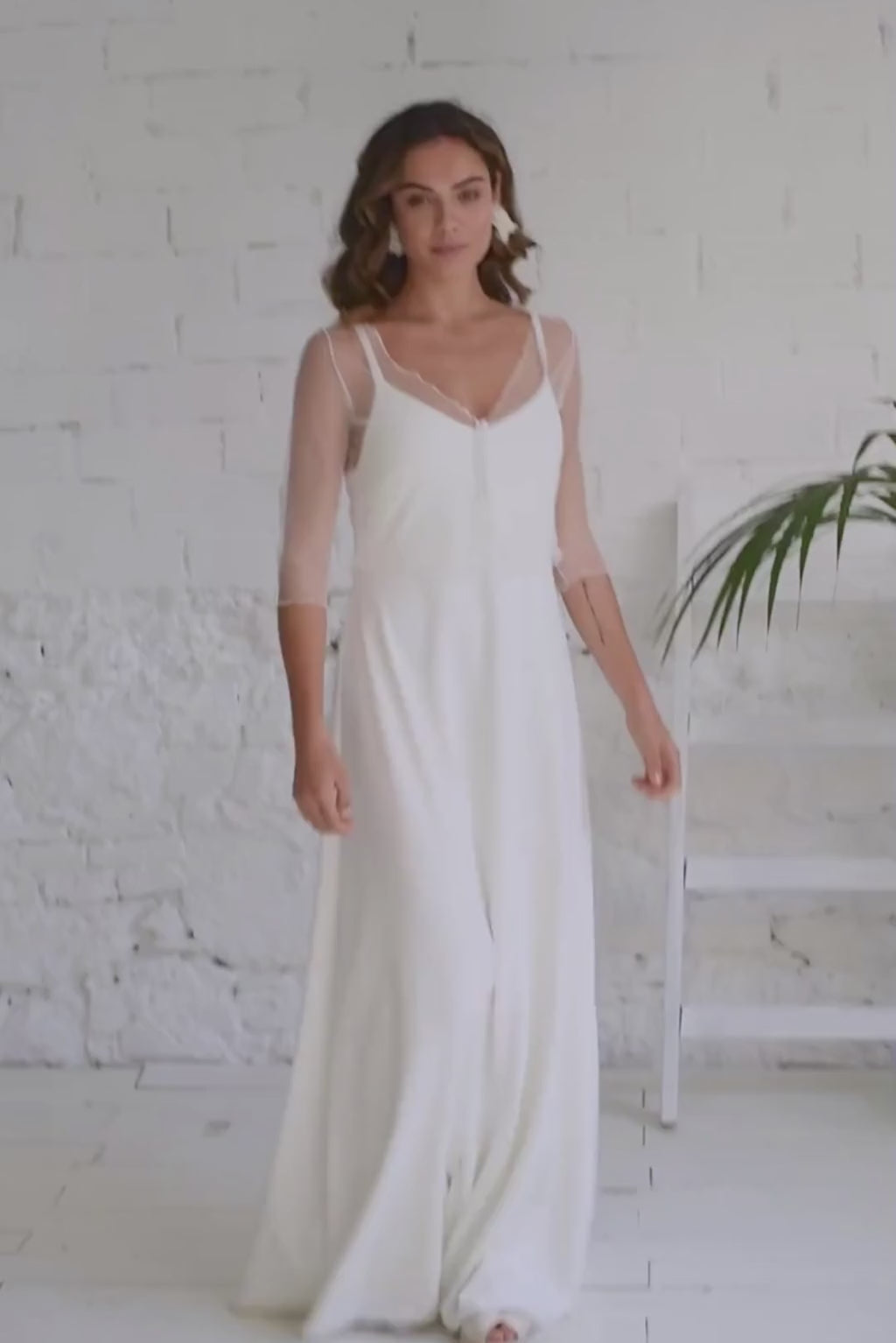 Modelo chica con vestido de novia con crop top bruna de transparencias en tela de tul blanco con botones en pecho en V.