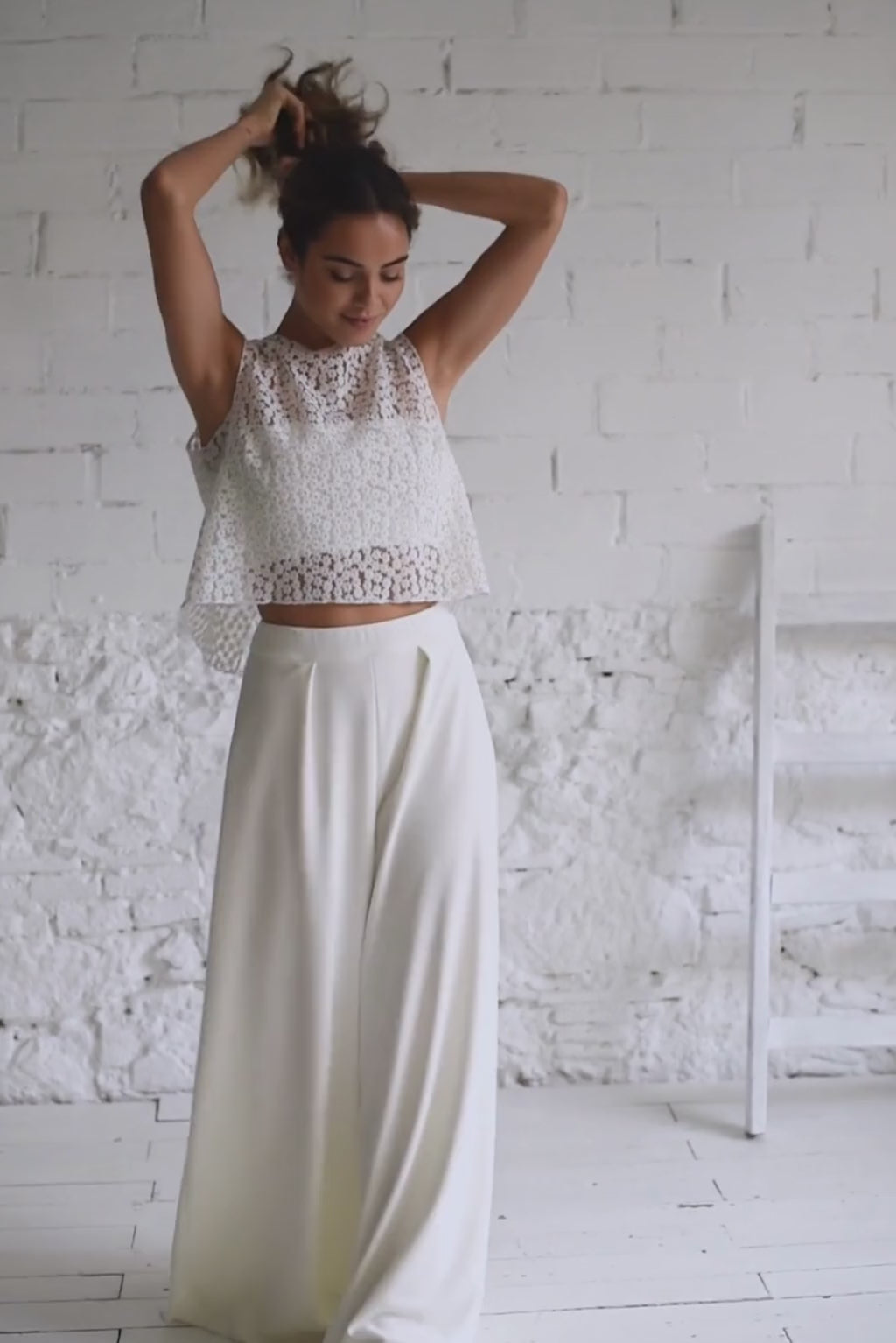 modelo chica con vestido de novia pantalon dos piezas con crop top sin mangas en tela de margaritas doradas.
